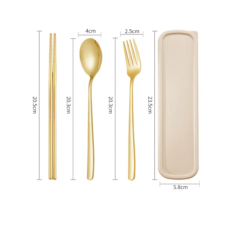Ensemble trois pièces en or (cuillère + fourchette + baguettes + boîte)