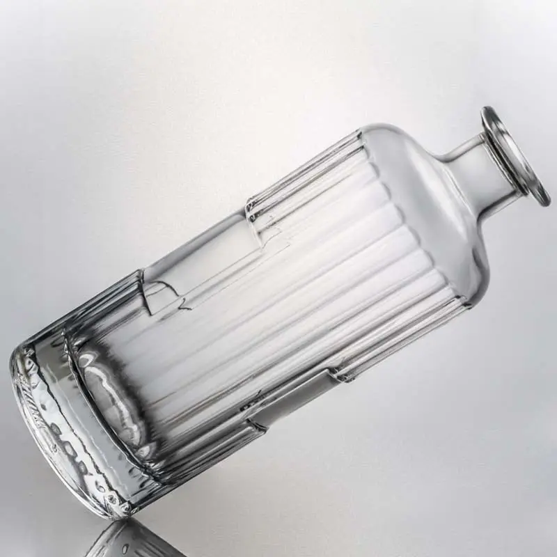 Bouteille d'alcool en verre de 700ml à ligne verticale personnalisée pour bouteille de vodka gin whisky avec couvercle en liège