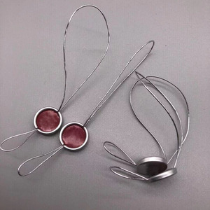 Etiquetas colgantes de ropa personalizables de fábrica con cuerda elástica Etiquetas de papel colgantes de aluminio impresas Cadena de sellado para ropa - Product Image 6