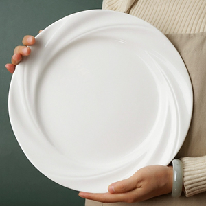 Piatto da portata per torta in porcellana personalizzato in ceramica Fine di forma irregolare goffrata bianca semplice dal nuovo design unico ed elegante - Product Image 3