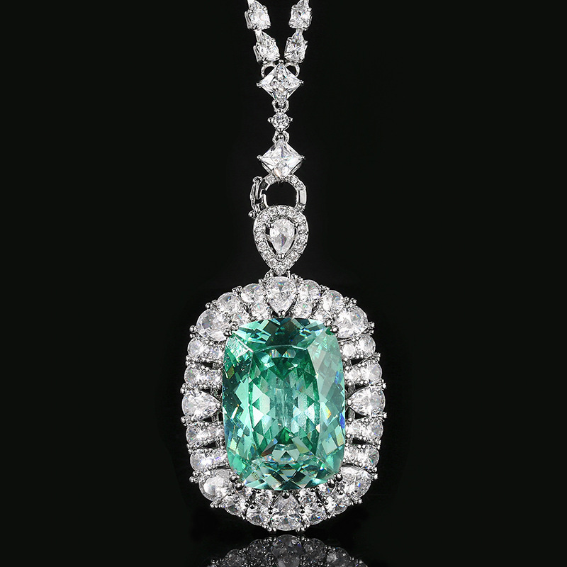 Pendentif Para vert avec chaîne sauvage