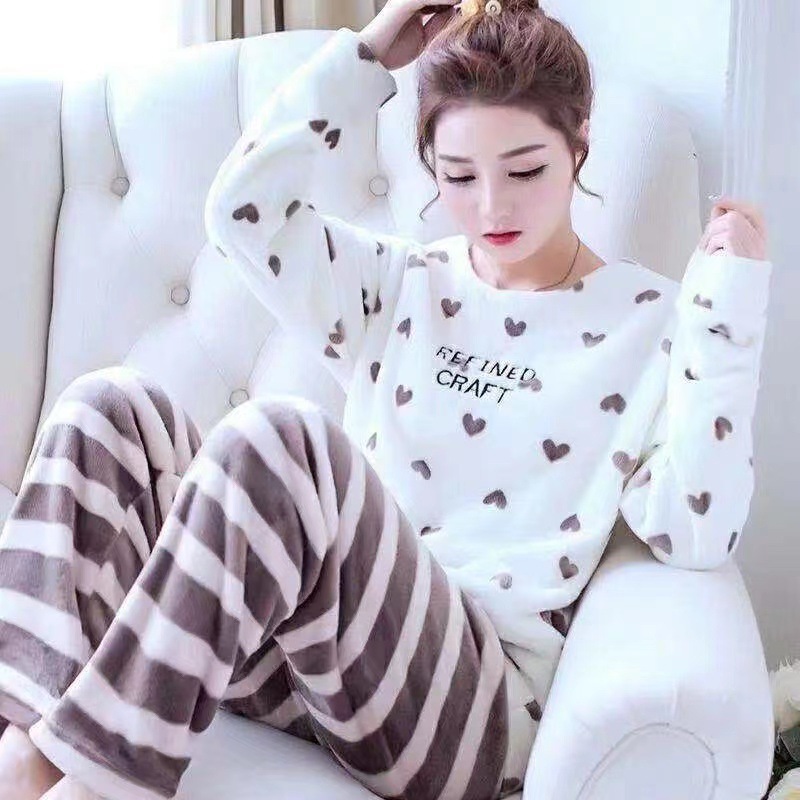 Terciopelo blanco con estampado de corazones