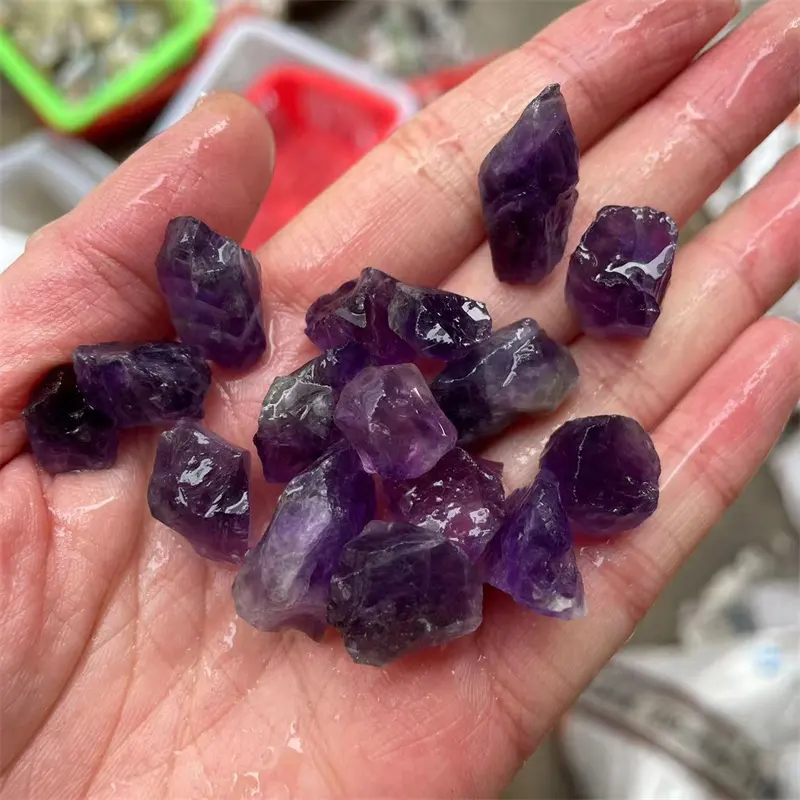 Großhandel Fengshui Heimdekoration spirituelle Produkte rauer Edelstein natürliches lila Amethyst roher Stein als Geschenk