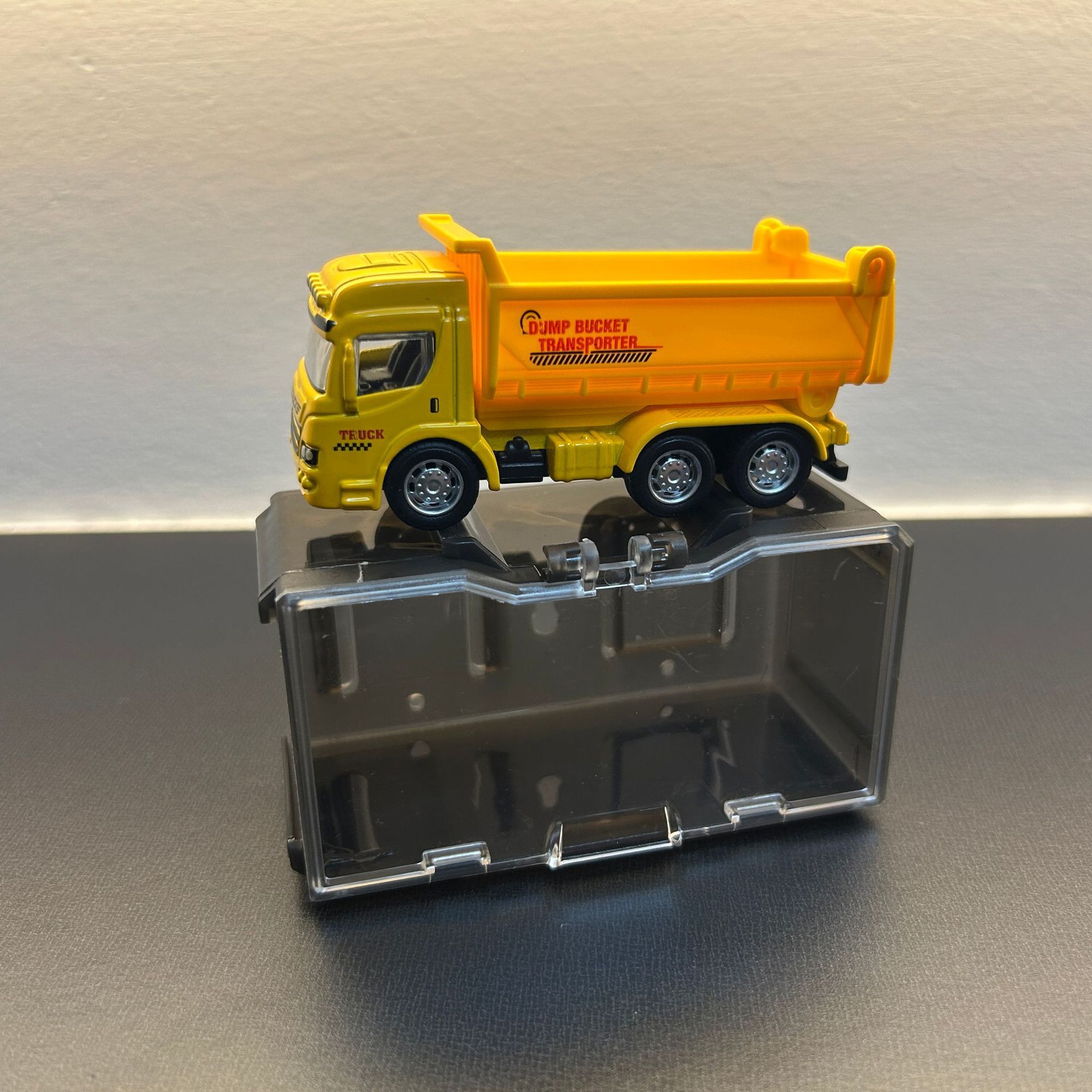 Engineering series dump truck-single unit with display box