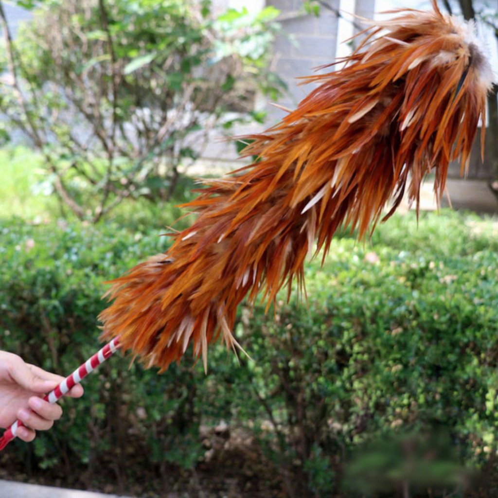 Brosse à cheveux de 65 cm avec manche en bambou rouge enveloppé de cuir.