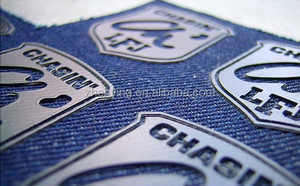 Tự động dập nóng logo cao su vá Máy làm vải quần áo silicon nhãn Máy nhà máy - Product Image 3