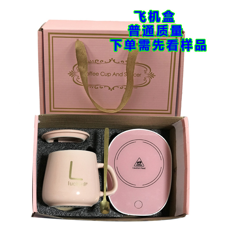 Taza rosa cálida (calidad estándar) + caja de avión con dos enchufes.