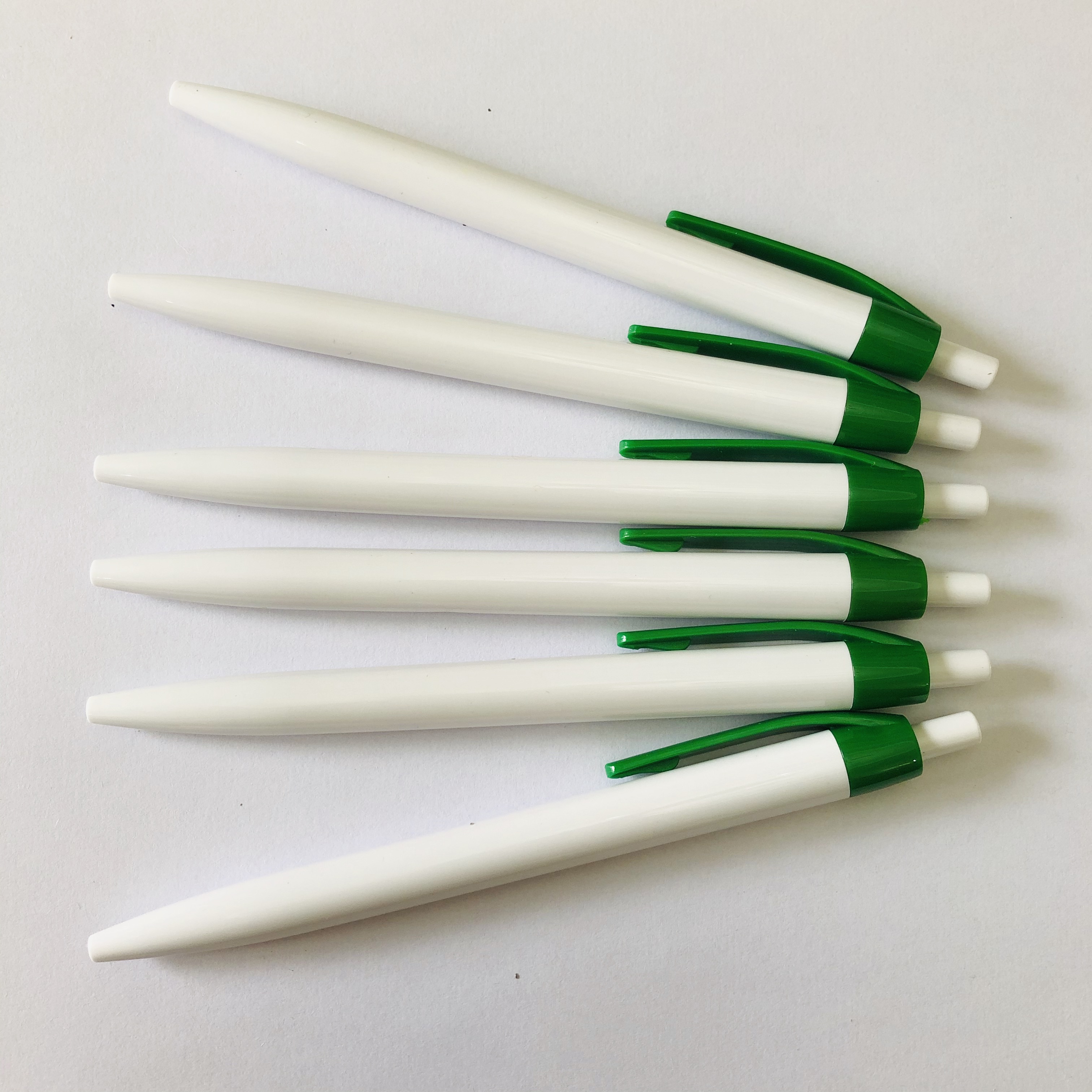 最便宜的促销经济型白桶简单塑料圆珠笔，用于带有压印个人标志的礼品广告 - Product Image 1