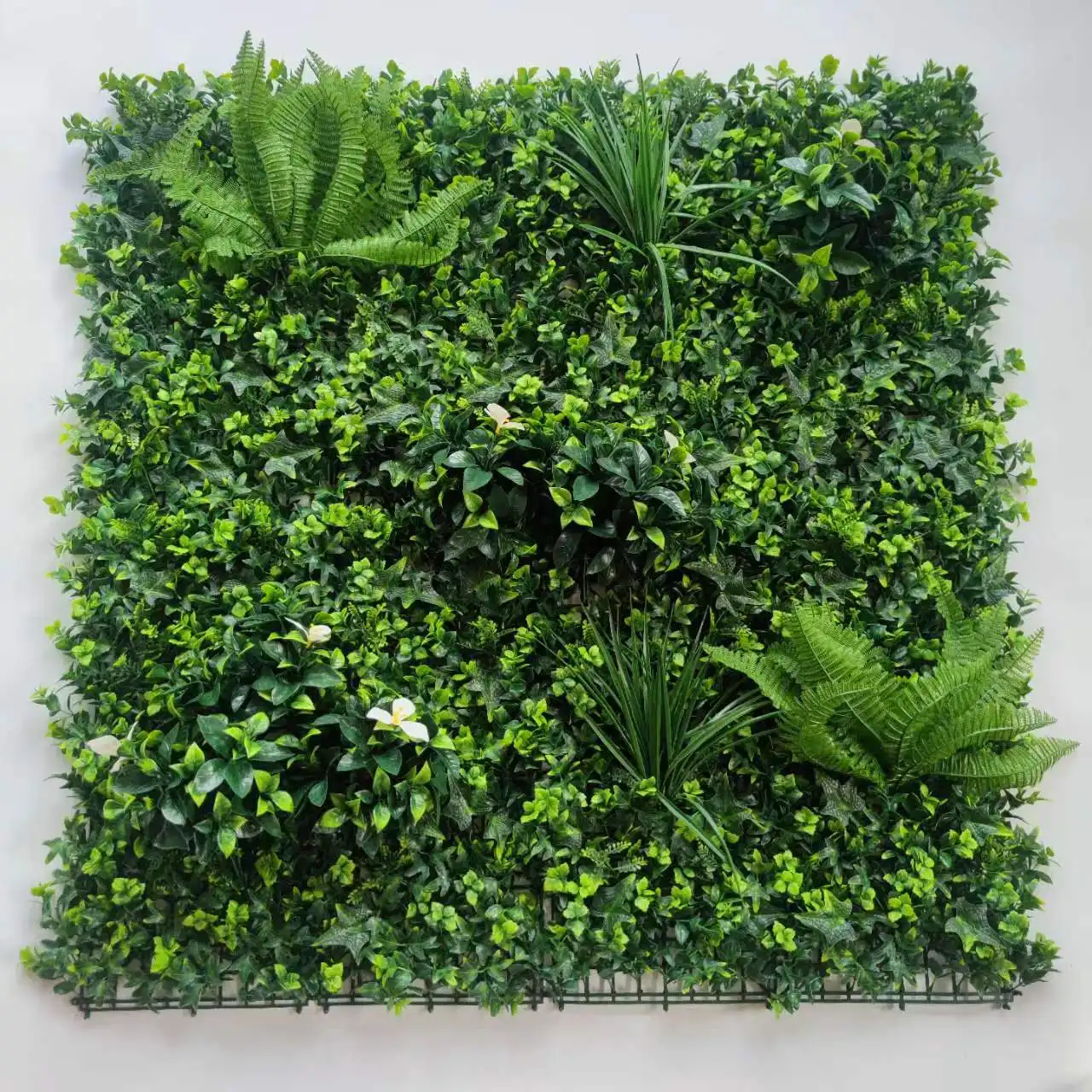 การปีนเขากลางแจ้งสีเขียวที่กําหนดเอง 3D ป่าประดิษฐ์หญ้าผนังแผงหญ้าเทียมผนังโรงงาน