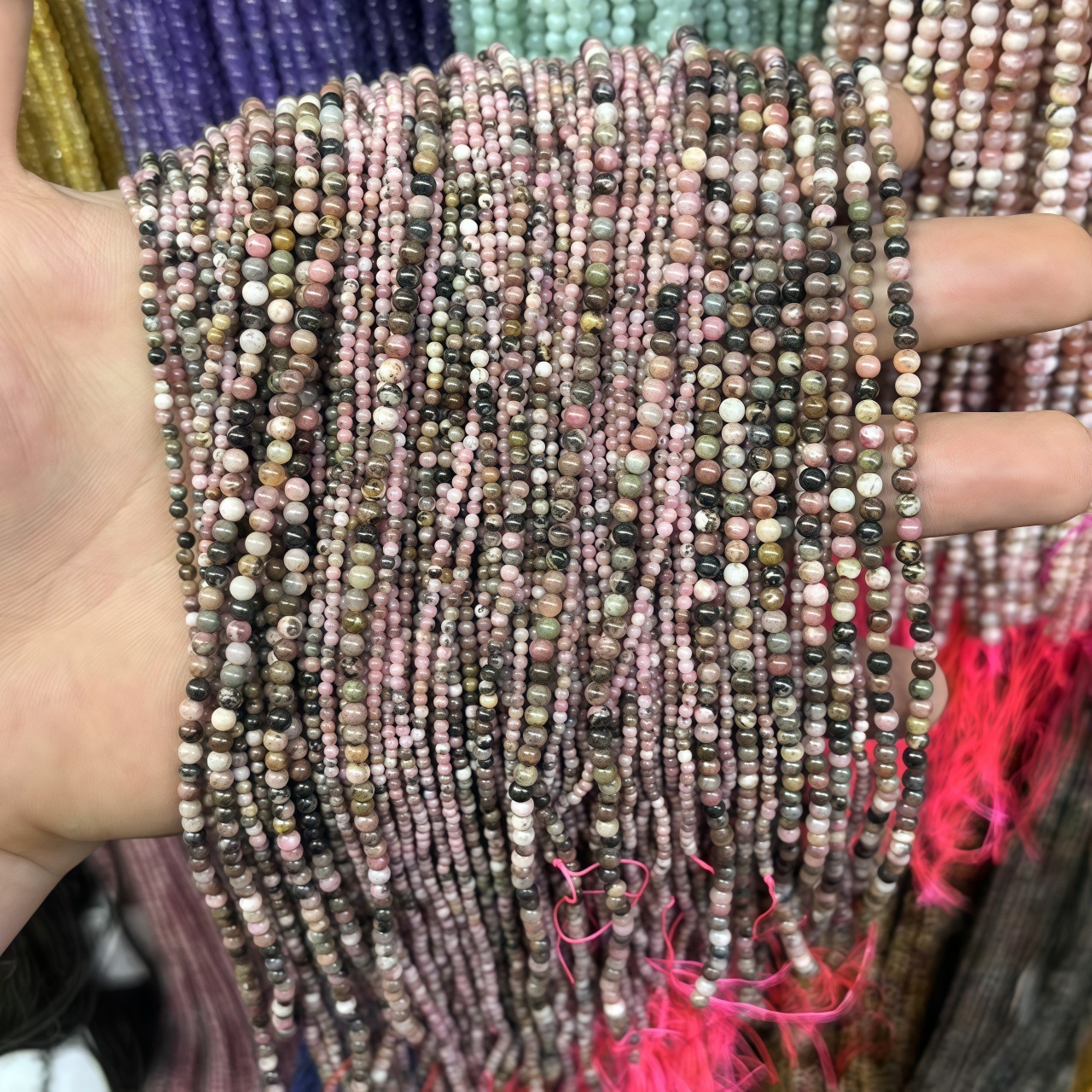 Rhodochrosite avec matrice noire