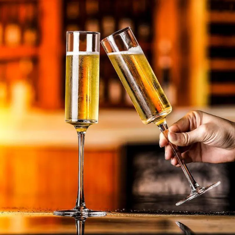 Großhandel elegantes kristall gerader rand design kristallglas Rotwein-Gläser bleifrei handgeblasenes Champagner-Glas