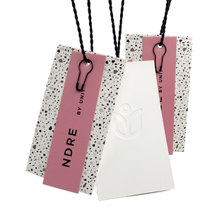 Etiqueta colgante de papel ecológico de tamaño pequeño con logotipo de nombre personalizado etiquetas dobles etiqueta oscilante con etiqueta colgante en relieve para paquete de prendas - Product Image 2