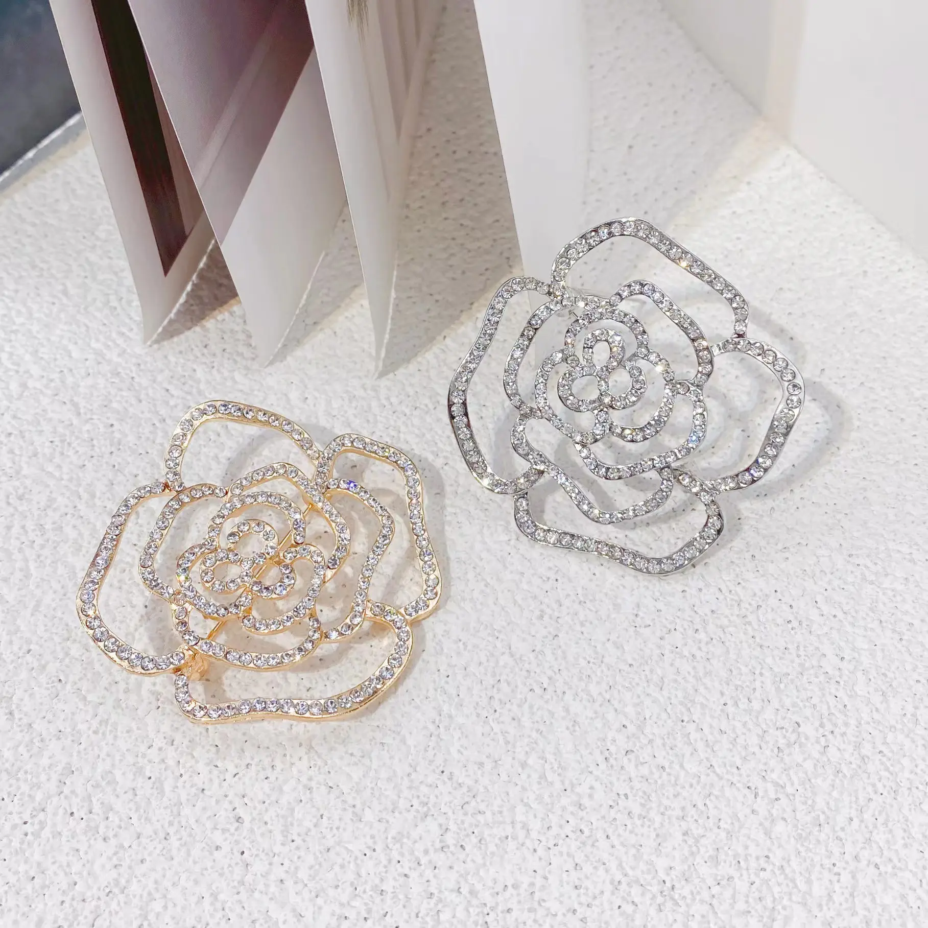 Nuevo diseñador de moda marca broche joyería Rhinestone hueco Camelia broche Popular Rosa flor ropa ornamento ramillete