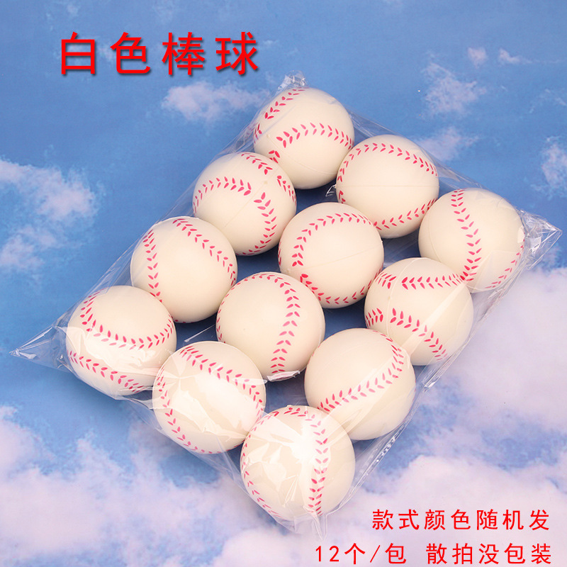 63 pelotas de béisbol blancas