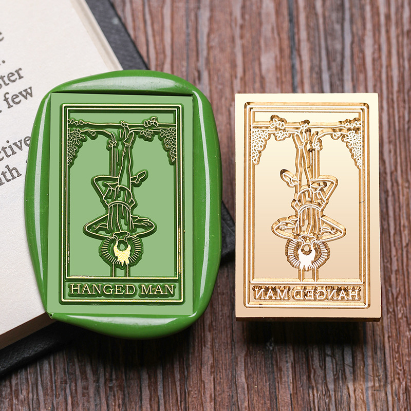 Homme suspendu, grand rectangle, 4*2,5 cm