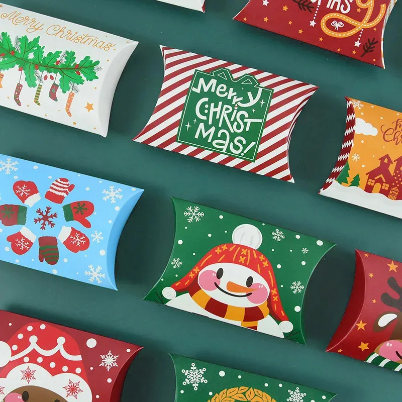 2024 क्रिसमस आपूर्तिकर्ता तकिया आकार कैंडी बॉक्स मेरी क्रिसमस क्राफ्ट पेपर उपहार बॉक्स पैकेजिंग बच्चों के पक्ष में