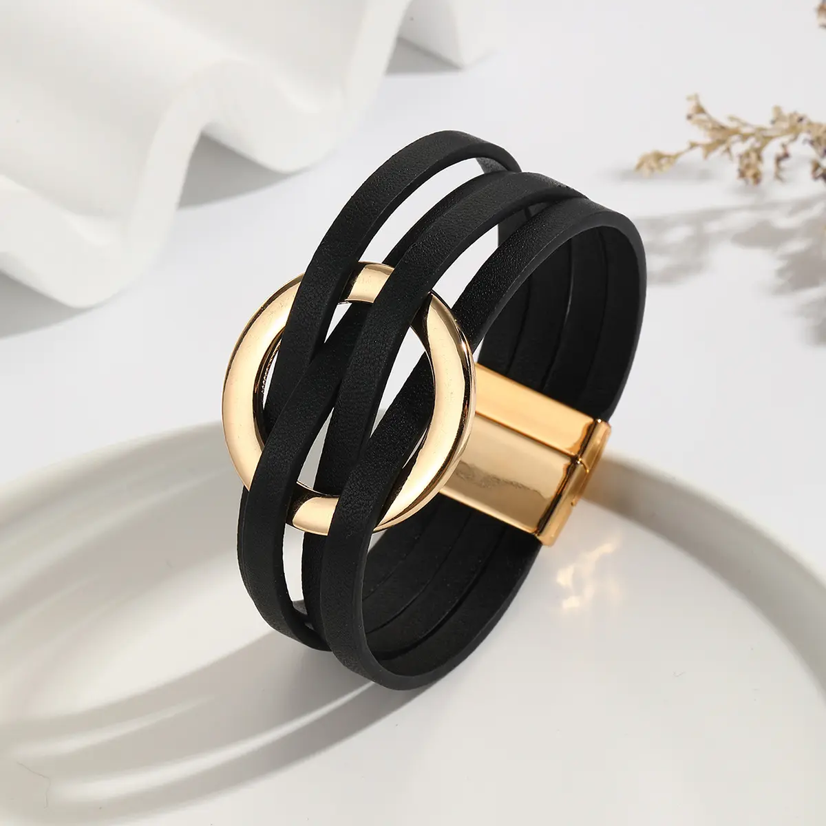 Braccialetti in pelle a cerchio cavo Color oro per le donne bohémien semplici avvolti magnetici multistrato braccialetti Charm gioielli