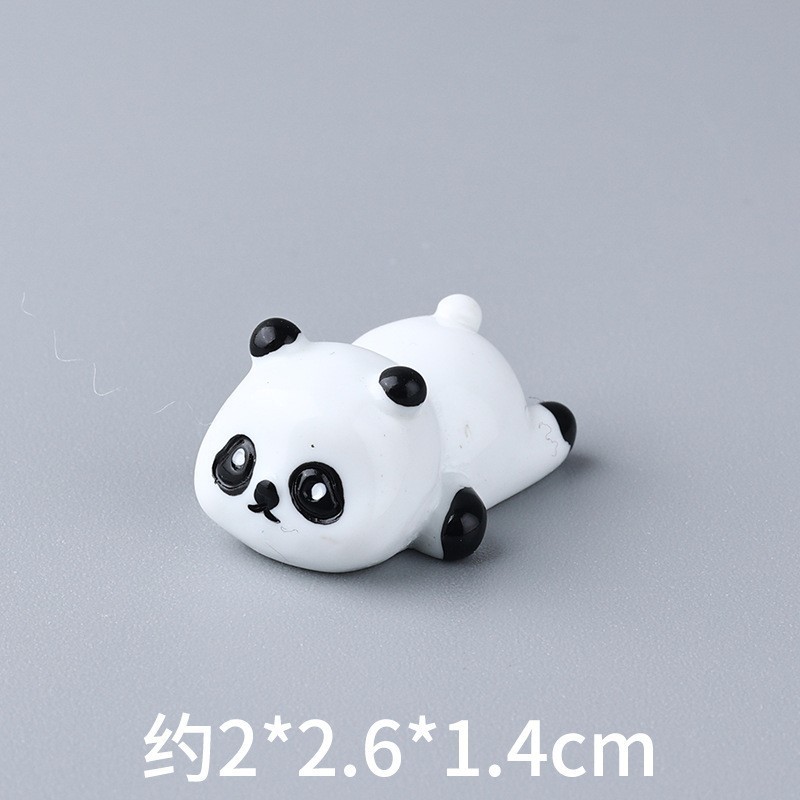 Pequeño panda acostado en color sólido