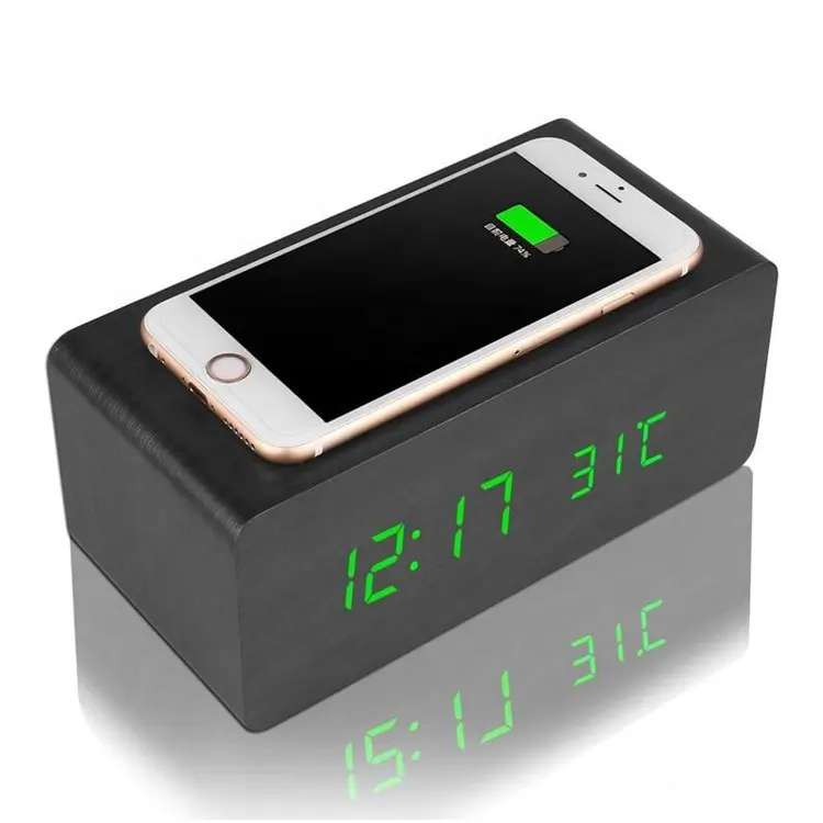 Meilleur cadeau promotionnel bureau et horloge de table horloge numérique chargeur sans fil téléphone 5W 10W QI charge sans fil en bois LED réveil