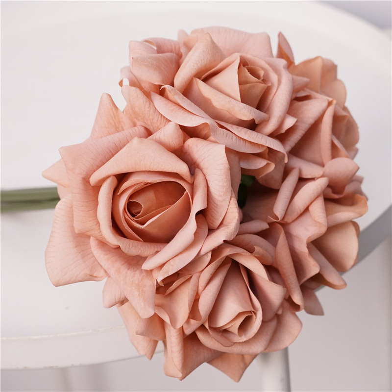 Bouquet di rose a 5 teste con tocco naturale - marrone