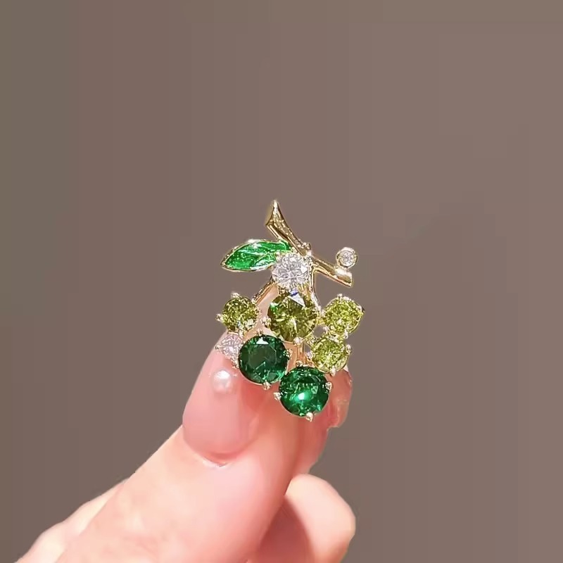 Green grape brooch