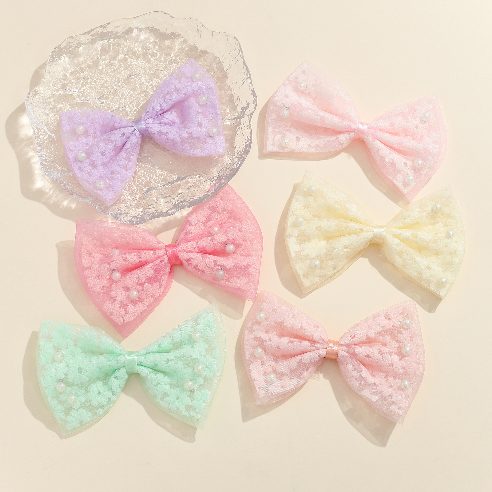 9.Noeud en maille - petites fleurs brodées et perles