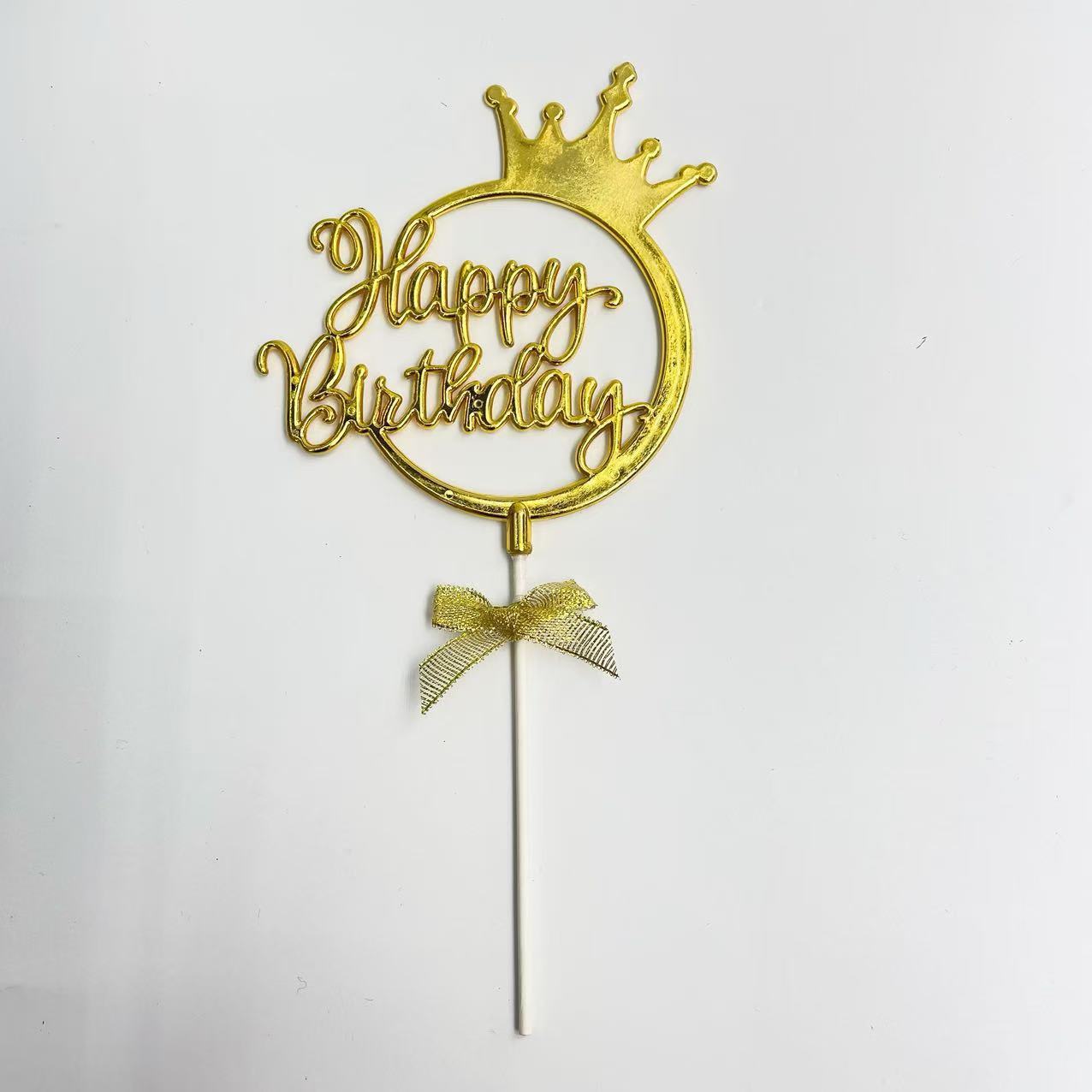 Fila di torte con corona dorata