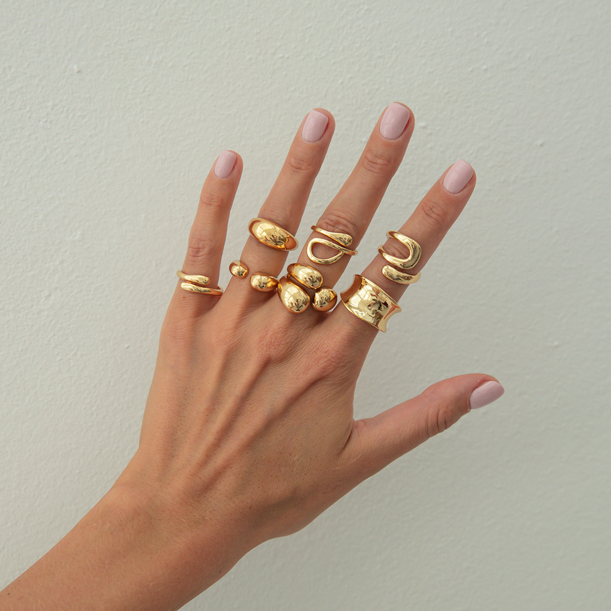 Juego de 7 piezas en oro claro, modelo 6112.