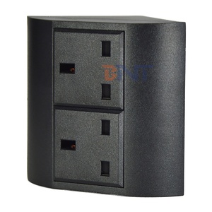 Enchufe portátil de esquina para escritorio de oficina y hogar del Reino Unido con 2 puertos de salida USB a para múltiples dispositivos o uso en hospitales - Product Image 1