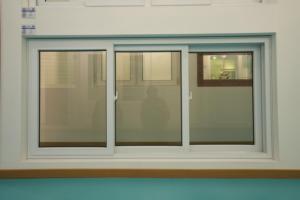 Kaymak PVC pencereler kasırga geçirmez UPVC standart basit tasarım cam pencere çerçevesi PVC UPVC çift camlı sürgülü pencereler - Product Image 3