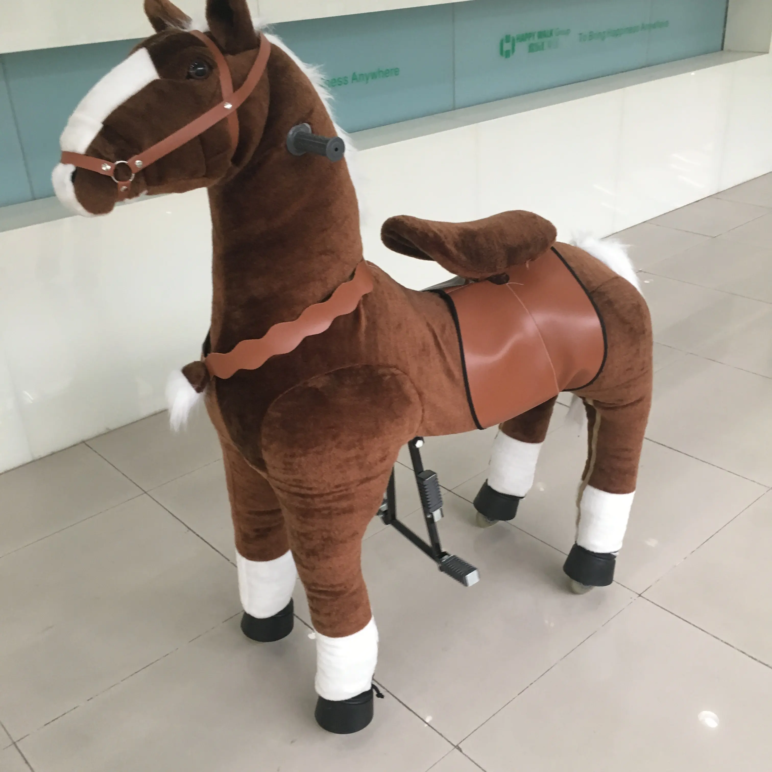 Animal marchant heureux à cheval sur roues animaux animés qui se déplacent à pied