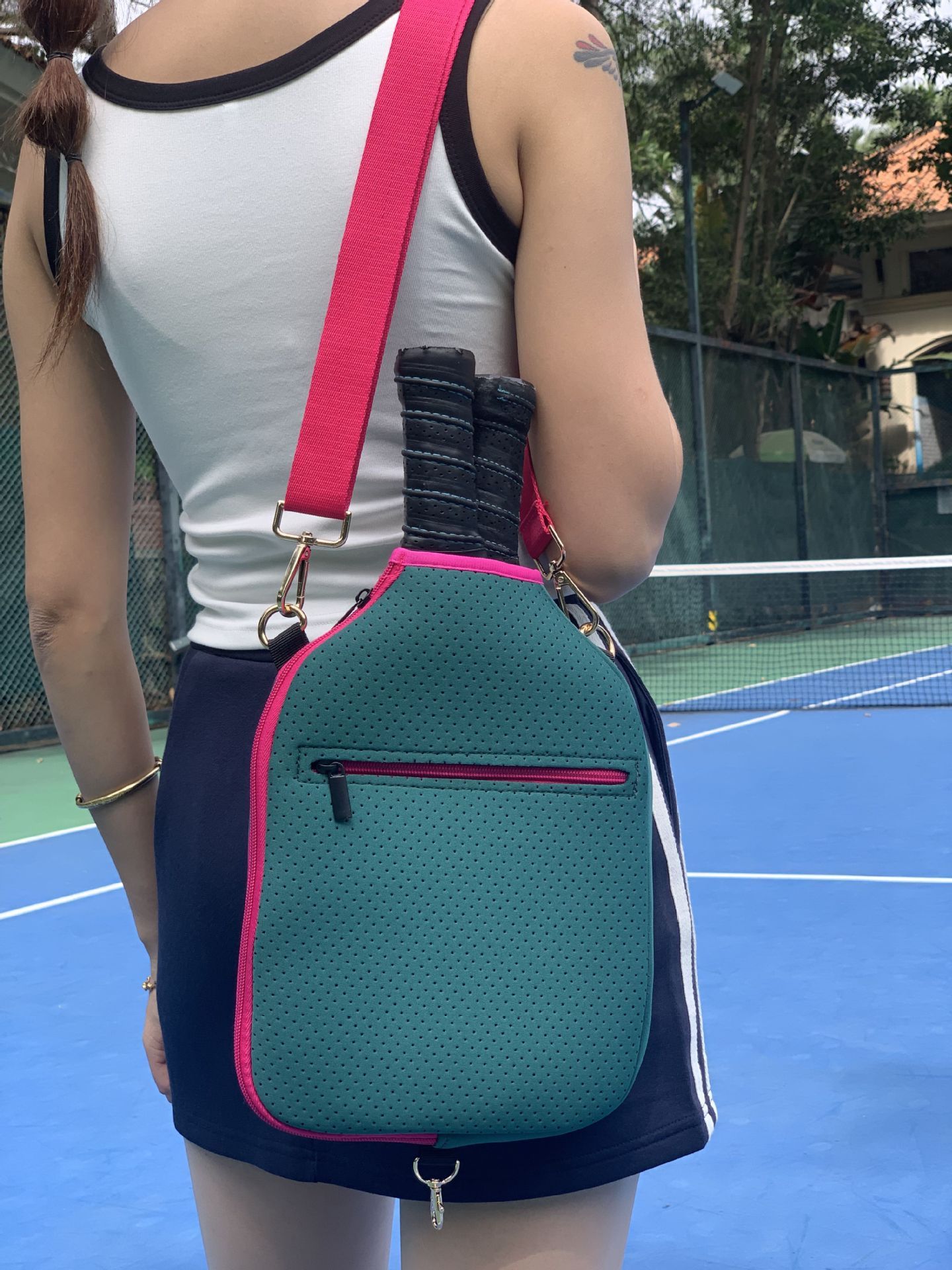 Verde con bolsillo rosa y bandolera.