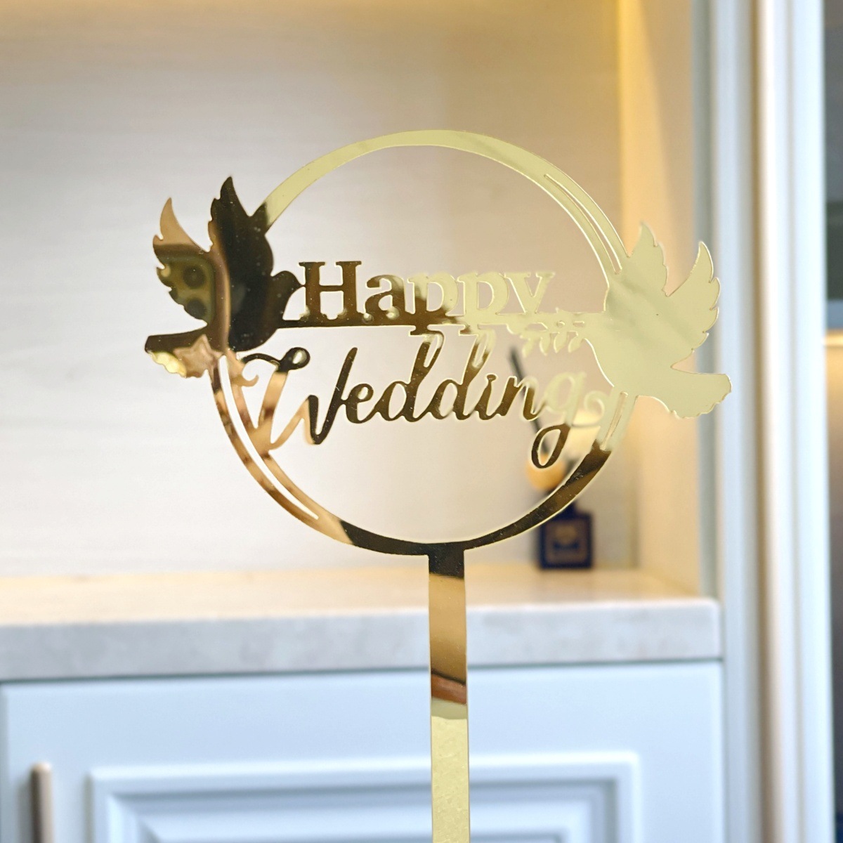 Mariage heureux rond doré