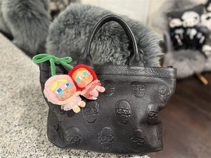 100% 公式本物のPOP MART CRYBABYラブシリーズのために泣くビニールぬいぐるみ吊りカードLove You Cherry磁気アクションフィギュア - Product Image 2