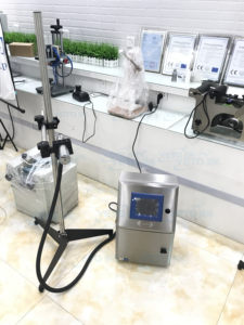 YETO Automatischer industrieller Tinten strahl drucker Datums codierung maschine Datum Tinten druck gerät Chargen codierung Qr-Code Digitaler Tinten druck