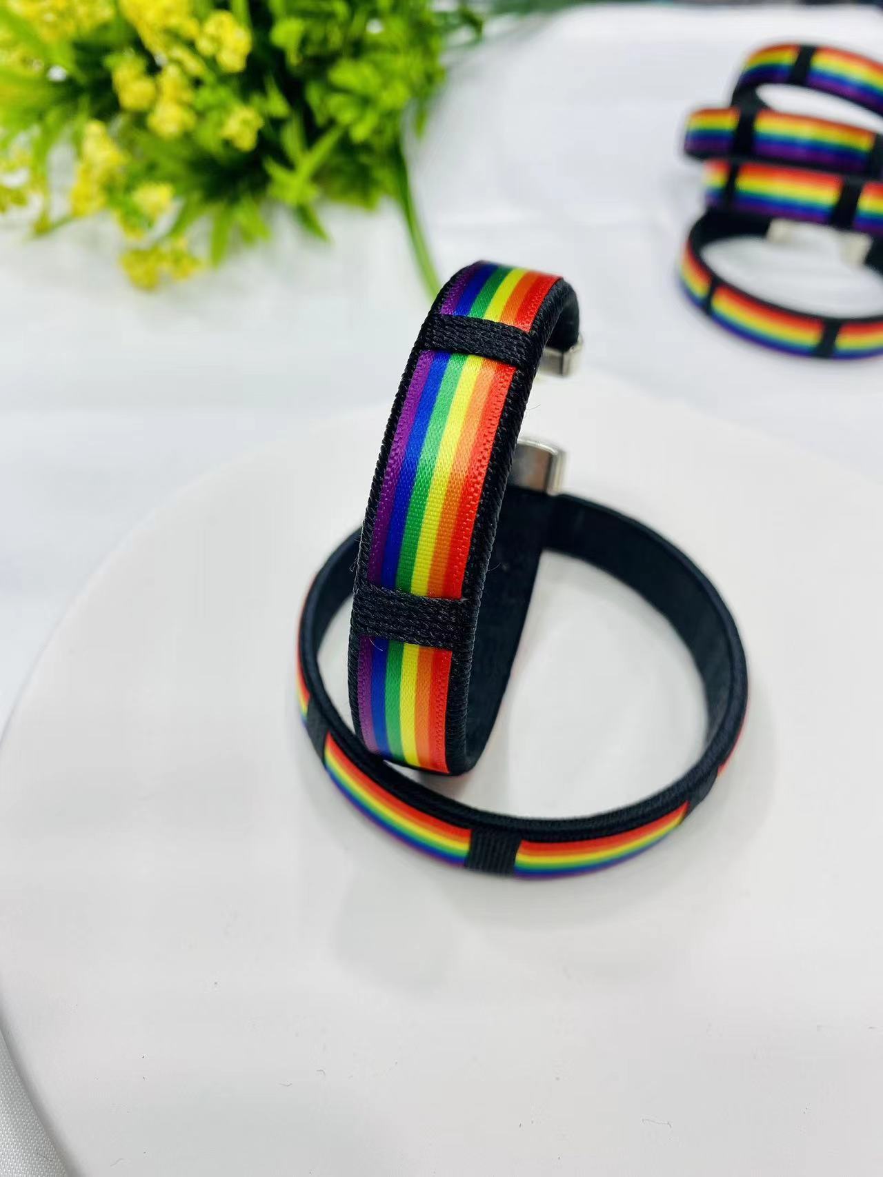 Pulsera arco iris de satén negro