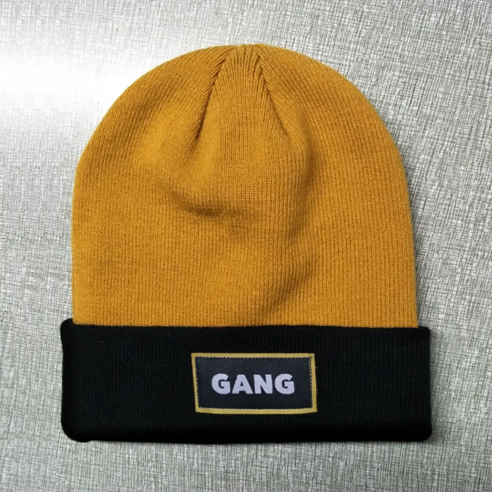 Promozionale giallo e nero Etichetta Tessuta Formato Su Misura 100% Acrilico Beanie Cappello Per Gli Uomini