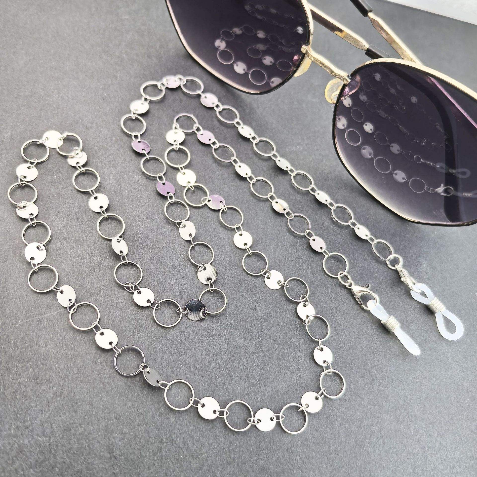 Les lunettes à monture créoles sont blanches et de couleur K.