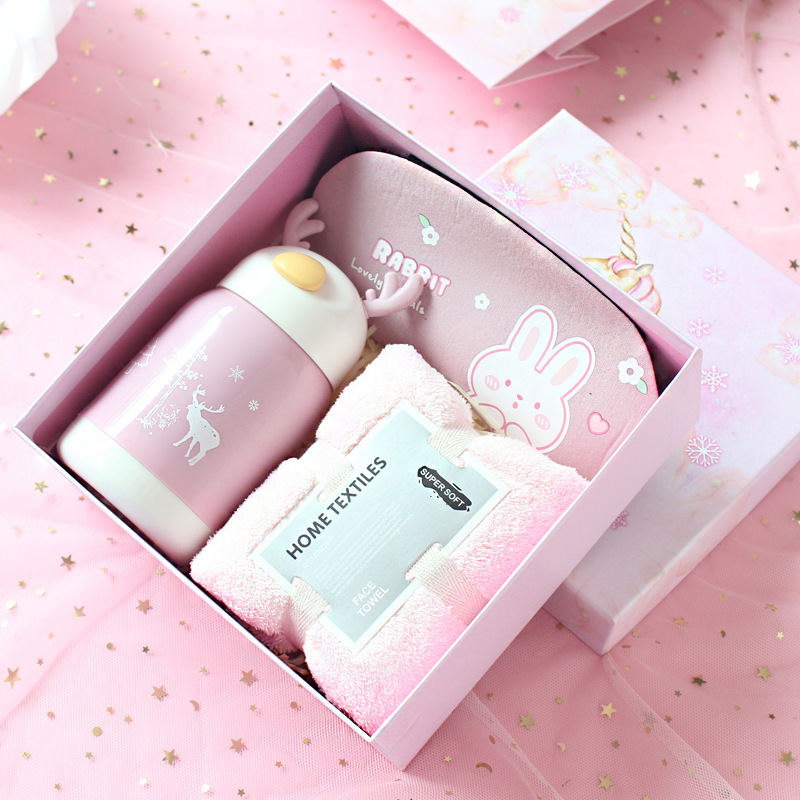 Verre en bois rose + serviette rose + masque pour les yeux
