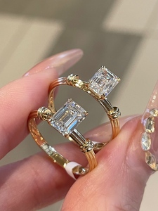命中“柱”定，造型很独特，一克拉培育钻祖母绿切钻戒💍18k简约风，戒臂精致又通勤百搭，金约2.53g