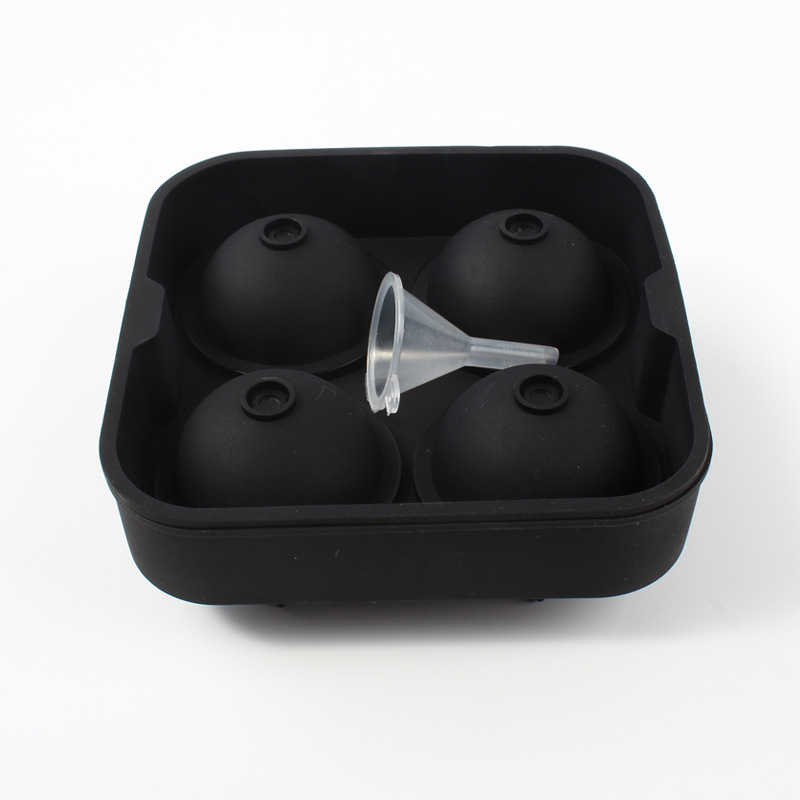 Quatre balles + entonnoir