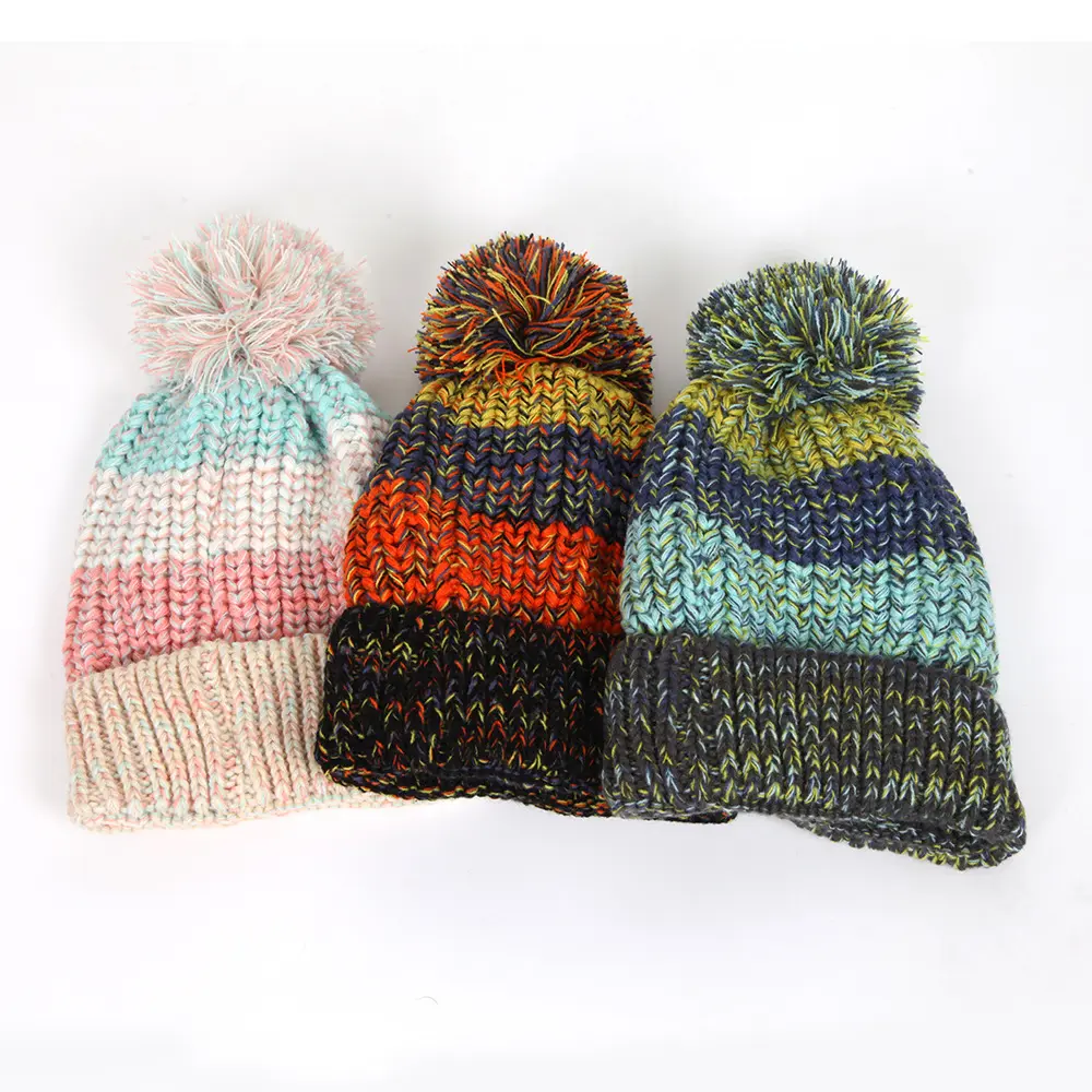 Gorros de punto, gorro de ganchillo a rayas a la moda con pompón, gorro de calavera cálido y holgado para mujeres y hombres, Invierno colorido