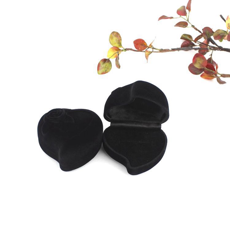 Negro + negro + un anillo