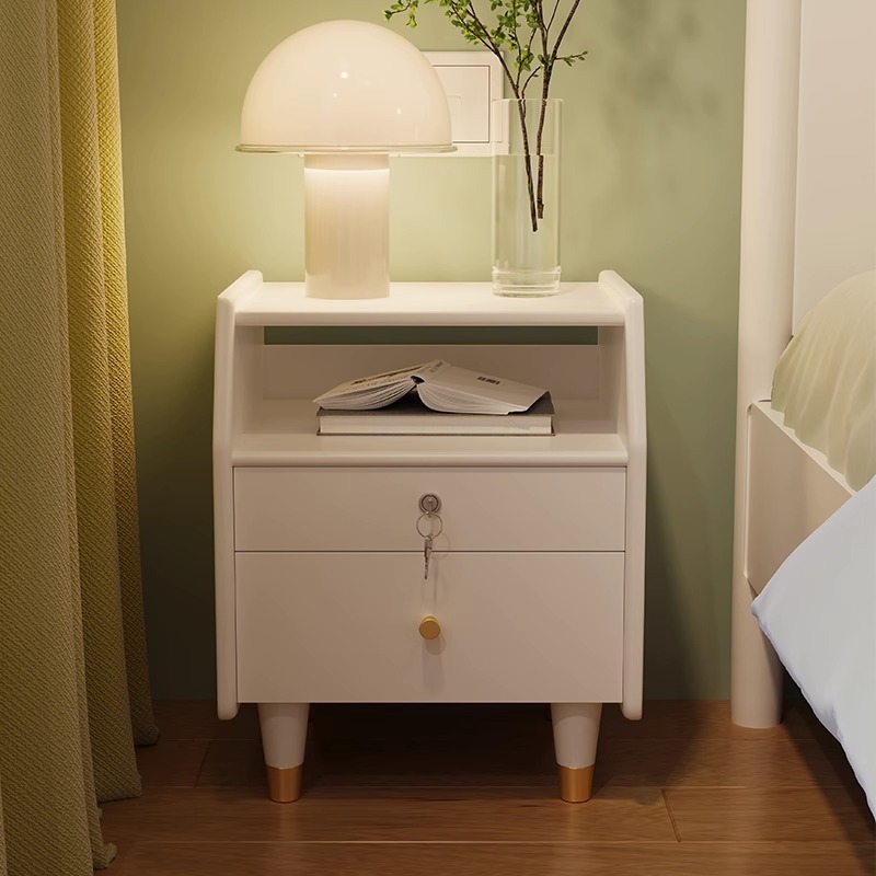 Table de chevet blanche avec serrure