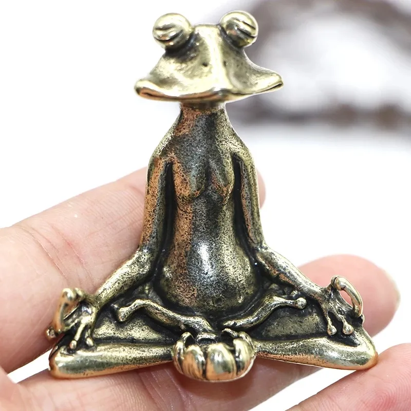 Großhandel lustige Metall Handwerk Messing Frosch Skulptur für Home Office Schreibtisch Dekor Ornament