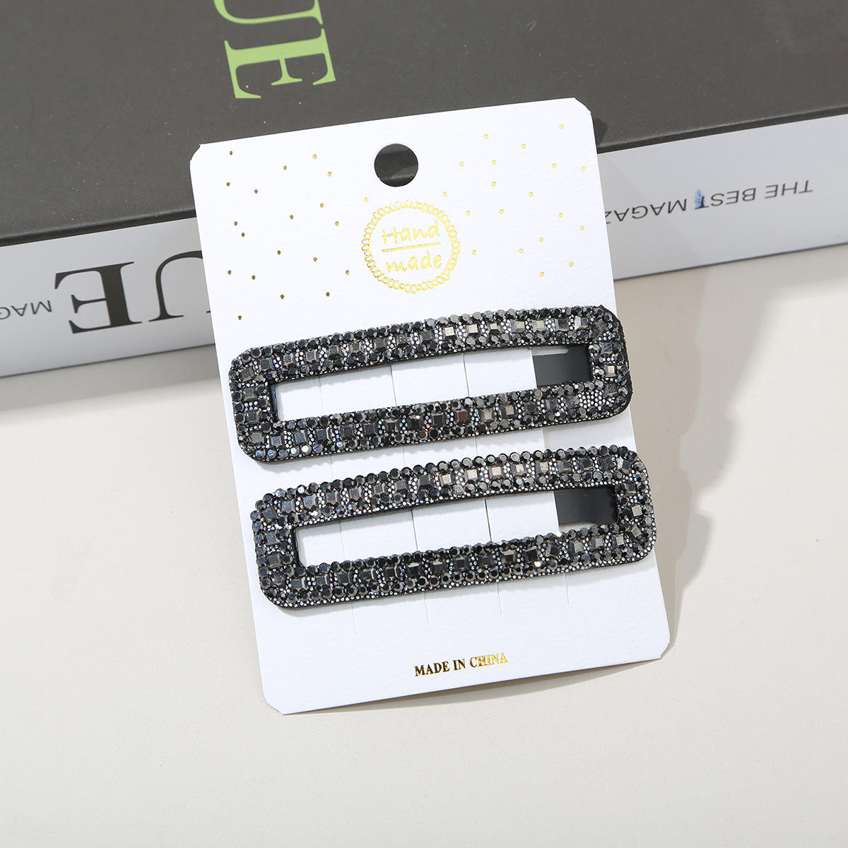 Conjunto rectangular negro de dos piezas con diseño de diamante cuadrado.