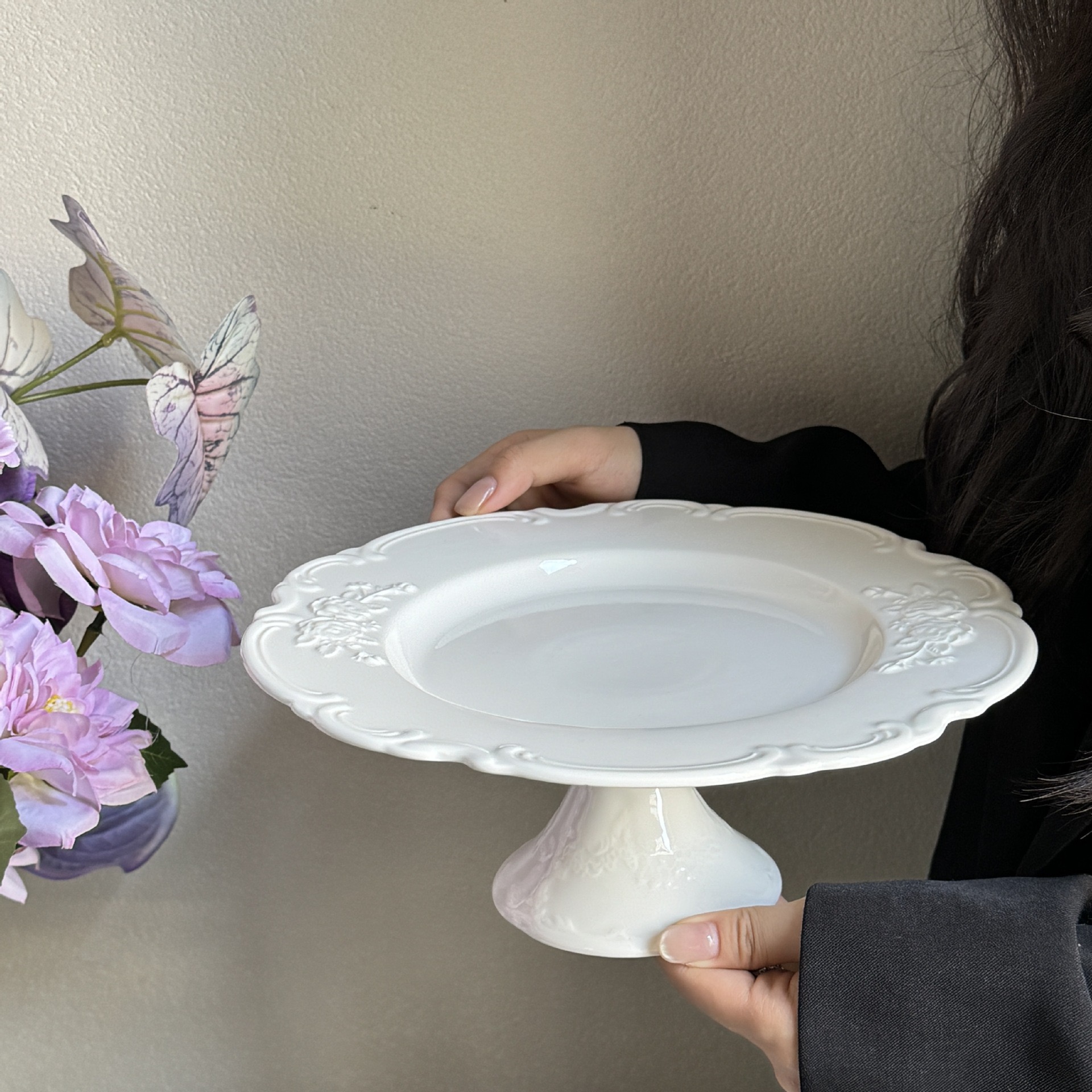 Assiette ronde sur pied motif floral, 25,5 cm (10 pouces)
