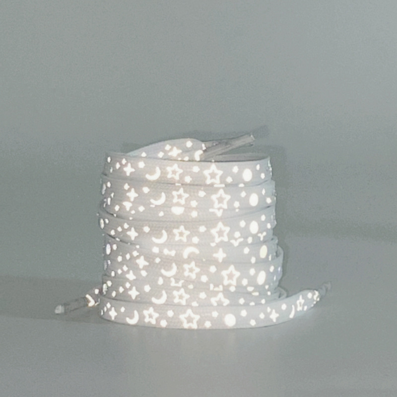 Cordones de zapatos con estrellas reflectantes blancas estilo galaxia.