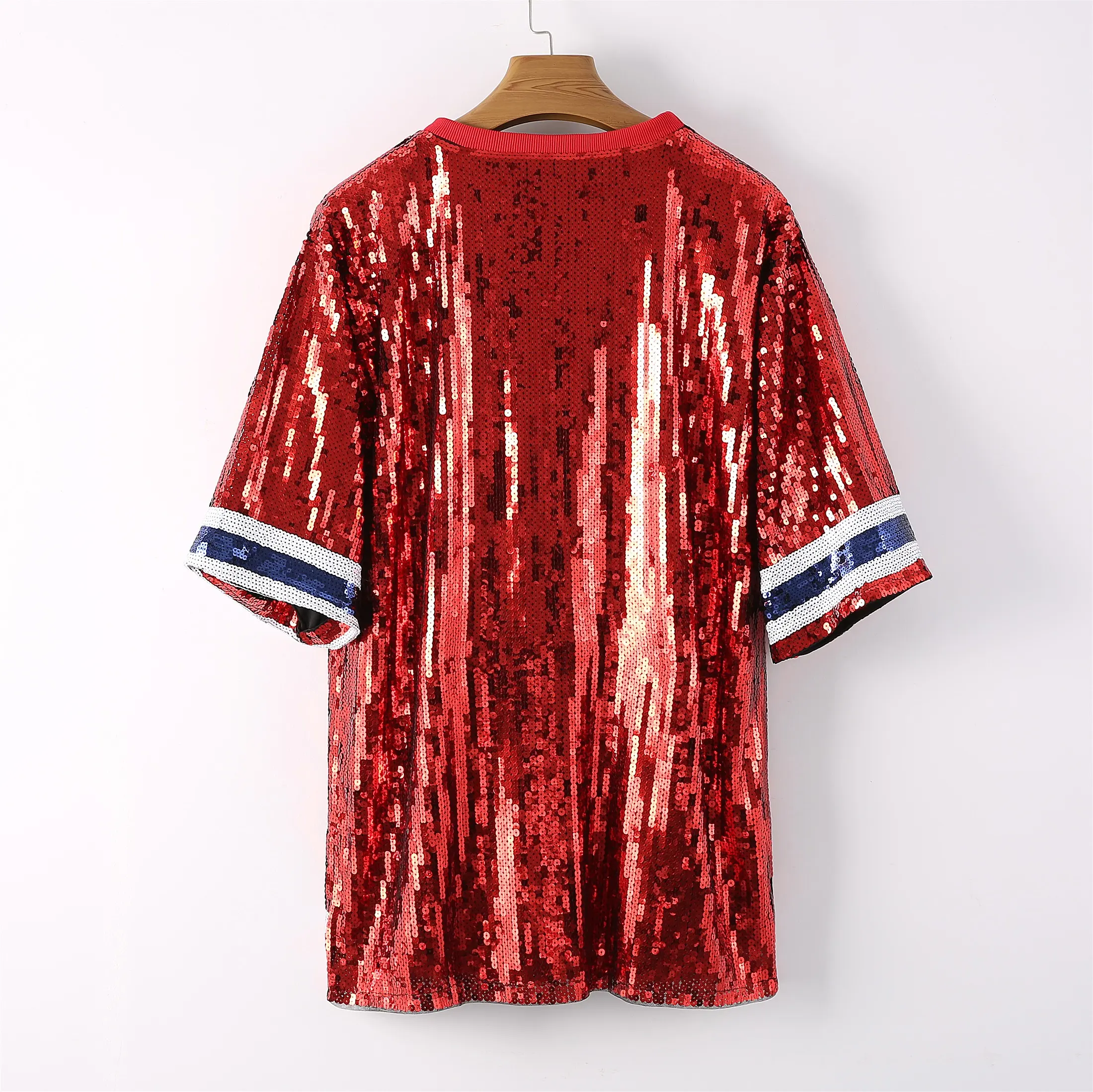 Vestido de lantejoulas para equipe de futebol de camisa vermelha para mulheres pronto para enviar