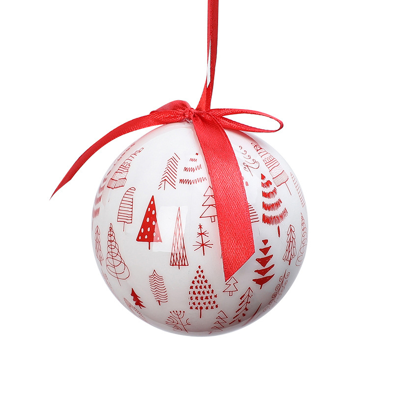 Boule de Noël imprimée avec un arbre dessiné en rouge sur fond blanc.
